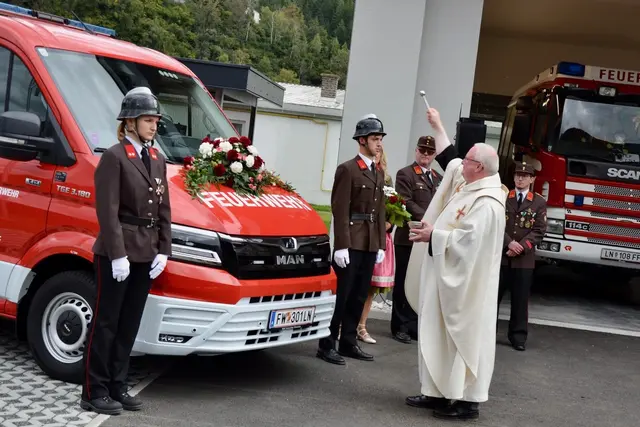 Die Segnung des neuen Mannschaftstransportfahrzeugs durch Pater Magnus. | Foto: FF Traboch-Timmersdorf