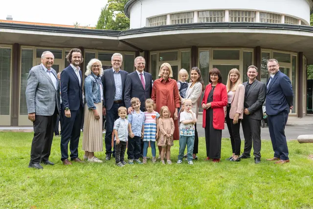 LH Thomas Stelzer und LH-Stv.in Christine Haberlander bei der Wiedereröffnung des Landeskindergartens in Linz.  | Foto: Land OÖ/Charlotte Guggenberger