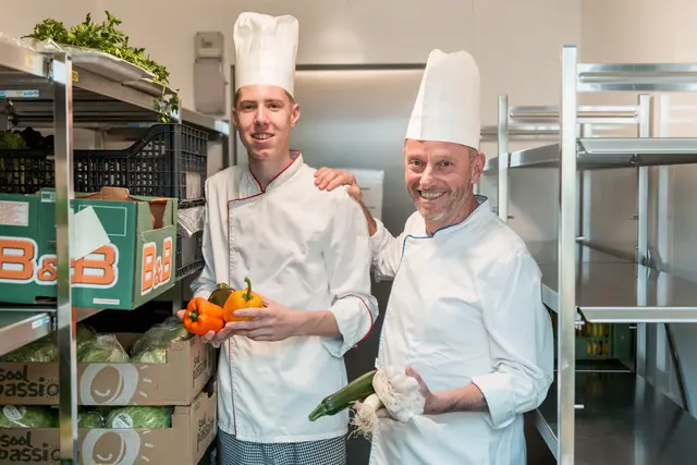 Luca Schauer mit Küchenchef Othmar Deubler ist am Klinikum Schärding als Kochlehrling im Einsatz. | Foto: OÖG