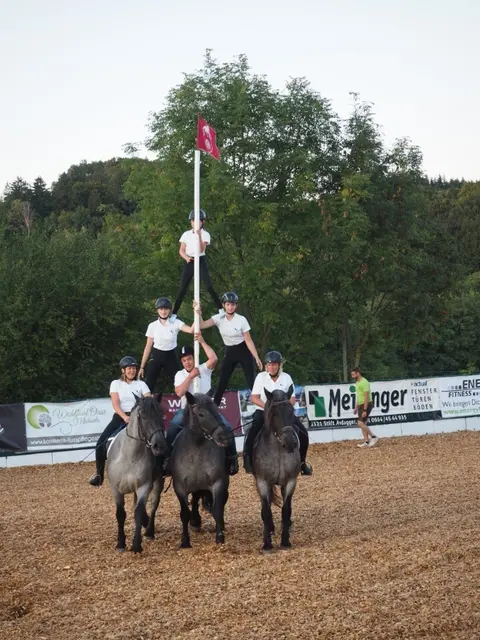 Besonderes Highlight war eine Reiter-Pyramide.