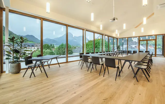 Der Sitzungssaal bietet einen herrlichen Blick auf das Zentrum von Gröbming. | Foto: Kreiner Architektur
