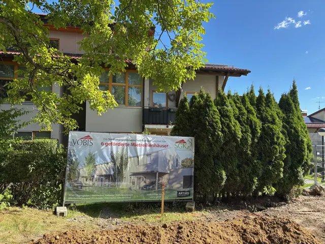 Hier entsteht bis zum Winter 2026 eine neue Reihenhausanlage in Edelschrott. | Foto: Almer