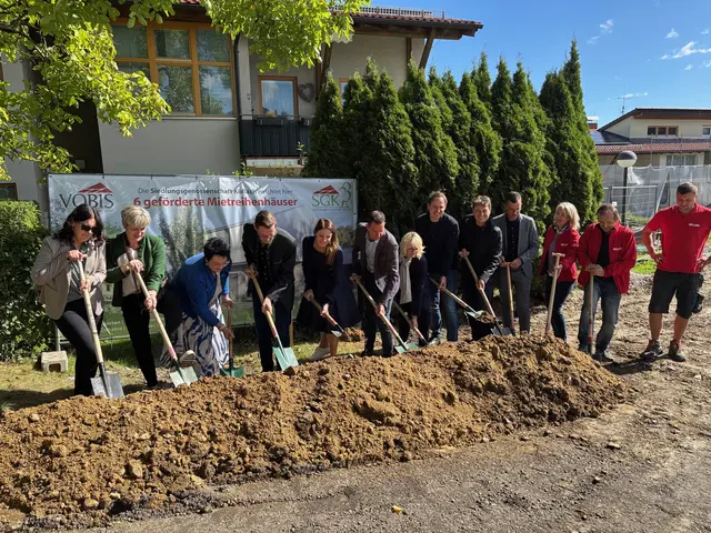 Die zahlreichen Vertreterinnen und Vertreter von Politik und Wirtschaft bei der Arbeit | Foto: Almer