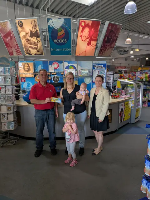 Karl Riegler von der Vedes family store TOY -MART HandelsgmbH in Langenrohr, Gewinnerin Stephanie Ebner mit Finja und Sophia sowie Elisabeth Ossberger, Geschäftsführerin des NÖ Papier und Spielwarenhandels. | Foto: WKNÖ
