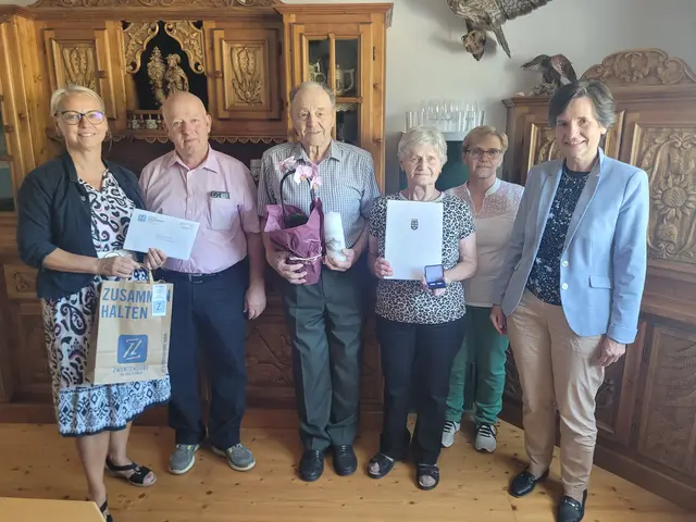 Anlässlich der Eisernen Hochzeit von Anna und Franz Kreuzspiegl aus Bärndorf (3. &amp; 4. v.li.) gratulierten die Bürgermeisterin Marion Török, Franz und Annemarie Kargl sowie Theresia Stimmer seitens der Bezirkshauptmannschaft sehr herzlich. | Foto: Marktgemeinde Zwentendorf an der Donau
