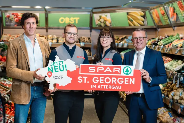 Jakob Leitner (r.) und Bürgermeister Friedrich Mayr-Melnhof (l.) freuen sich gemeinsam mit Marktleiter Lukas Holzinger und Stellvertreterin Karin Feusthuber über die Eröffnung in St. Georgen. | Foto: Christian Biemann