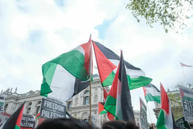 Während der einzelnen Etappen der Rad-Rundfahrt protestierten Aktivisten gegen den Krieg Israels im Gaza-Streifen. | Foto: Ehimetalor Akhere Unuabona/Unsplash