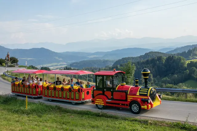 Der Rocki-Express, bekannt für die Route zur Burgruine Liebenfels, ist heuer im Wiesenmarkt-Einsatz. | Foto: Rocki Express