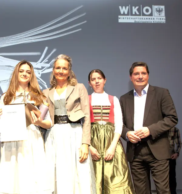 "Exzellenz"-Beispiel: Antonia Waltl, Landessiegerin TyrolSkills, Ulli Ehrlich und Katharina Hochkogler, alle Sportalm, LA Peter Seiwald. | Foto: WK Tirol