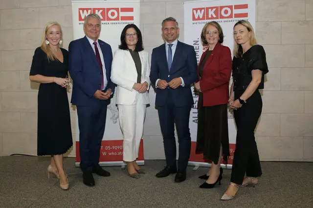 Sabine Kronberger, Leo Jindrak (Vizepräsident WKO Oberösterreich), Bettina Stelzer-Wögerer (WKO-Obfrau Steyr-Stadt), BM Wolfgang Hattmannsdorfer, Judith Ringer (WKO-Obfrau Steyr-Land), Cornelia Schwabl (Leiterin WKO Steyr) (v. li.). | Foto: Klaus Mader