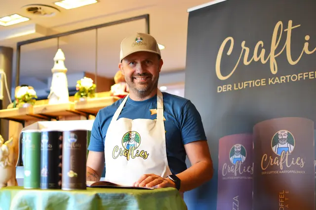 Erich Handl präsentiert seine Crafties als Alternative zu fettigen Snacks. | Foto: Georg Pichler