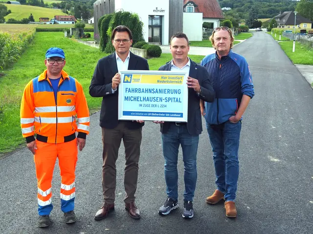 Christian Damisch (Strm. Atzenbrugg), Bürgermeister Bernhard Heinl (Marktgemeinde Michelhausen), LAbg. Andreas Bors (i.V. von LH-Stellvertreter Udo Landbauer), Horst Kronawetter (Leiter der Strm. Atzenbrugg).

  | Foto: Land NÖ
