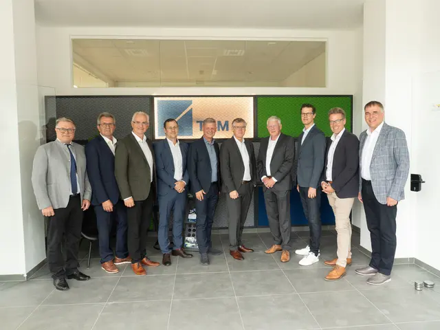 Baumeister Leopold Reisinger, Gottfried Pilz (Wirtschaftkammer Niederösterreich) , Mag. Andreas
Geierlehner Gottfried Pilz (Wirtschaftkammer Niederösterreich), Johannes Fritz (CFO TKM Holding),
Nationalrat Mag. Andreas Hanger, Thomas Klumpen (CEO TKM Holding), Axel Müller
(Geschäftsführer/CSO TKM Holding), David Bernhard (Geschäftsführer TKM Austria GmbH), Mag.
Erich Brandecker (Personalleiter TKM Austria GmbH), Bürgermeister Thomas Raidl (v.l.n.r) | Foto: FALKEmedia GmbH