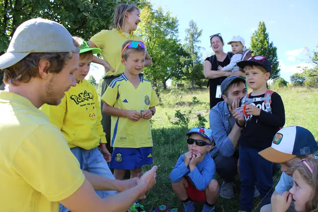 Im Rahmen der Naturführung zeigten Naturpädagogen Felix und Bianca den Kindern die Vielfalt des Trockenrasens.
 | Foto: LPV/L. Strobl