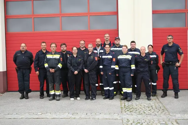 Im Feuerwehrhaus Horn lernten 14 Teilnehmer alles Wichtige über Verkehrsregelung. | Foto: Andreas Kloiber