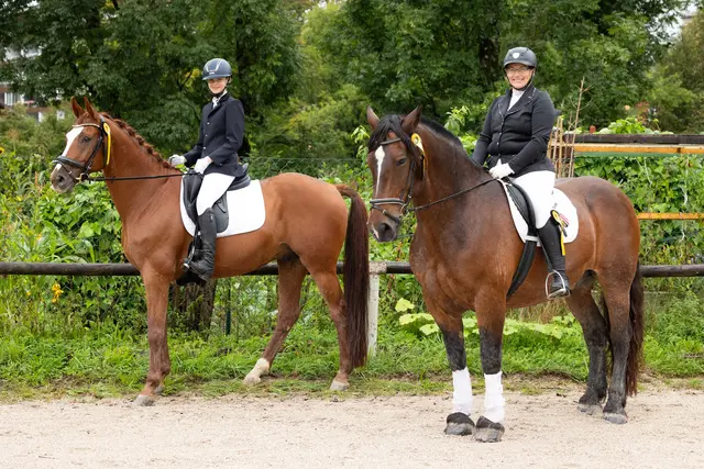 Sarah Stangl (Vizevereinsmeisterin Dressur Lizenz) und Melanie Ischlstöger (Vereinsmeisterin Dressur lizenzfrei) zu sehen (v.l.n.r.). | Foto: Monika Schmid