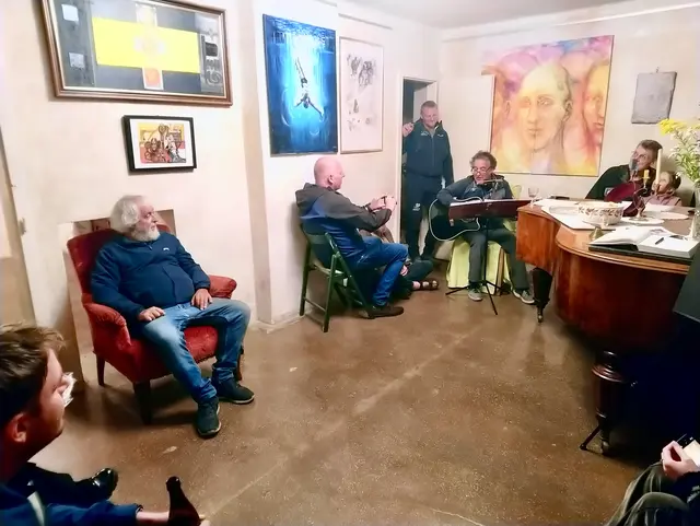 Neben der Ausstellung wurde den Besucherinnen und Besuchern eine musikalische Umrahmung geboten. | Foto: Eva Jansenberger