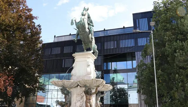 Der Leopoldsbrunnen hat einiges erlebt, seit er in Innsbruck steht. Leider gehören dazu auch einige Vandalenakte. | Foto: Stadt Innsbruck