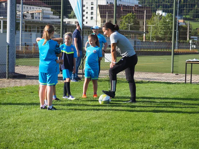 Irene Fuhrmann erklärt den DFC-Mädchen die Trainingsaufgaben. | Foto: Gaube