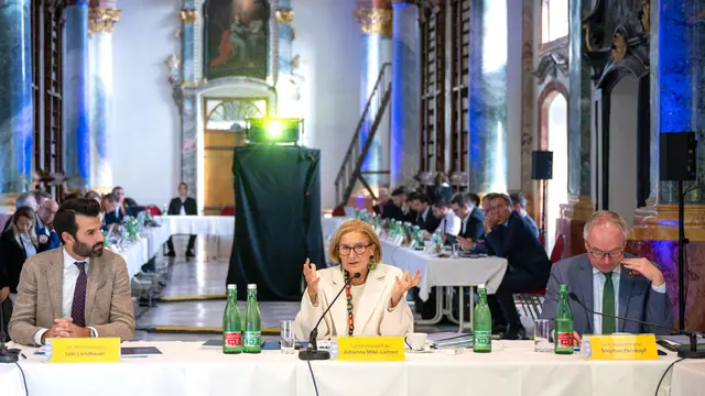 Landeshauptfrau Johanna Mikl-Leitner (m.), LH-Stellvertreter Stephan Pernkopf (r.) und LH-Stellvertreter Udo Landbauer (l.) bei der Regierungsklausur im Stift Altenburg. | Foto: NLK Pfeffer