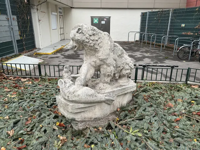 Die Skulptur steht für den Bezirk genauso wie das Jörgerbad im Hintergrund.  | Foto: Lukas Ipirotis/MeinBezirk