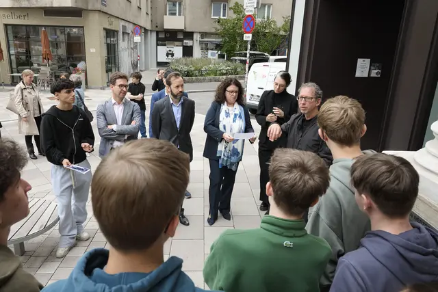 V.l.n.r.: Schüler, Patrick Siegele (Bereichsleiter Holocaust Education, OeAD), Jakob Calice (OeAD-Geschäftsführer), Doris Wagner (Sektionschefin im BMB), Ingrid Lang (Leiterin des Theater Nestroyhof Hamakom), Axel Schacht (Projektmanager OeAD-Programm ERINNERN:AT), Schülerinnen und Schüler der HTBLVA Anichstraße, Innsbruck | Foto: OeAD/APA-Fotoservice/Hörmandinger
