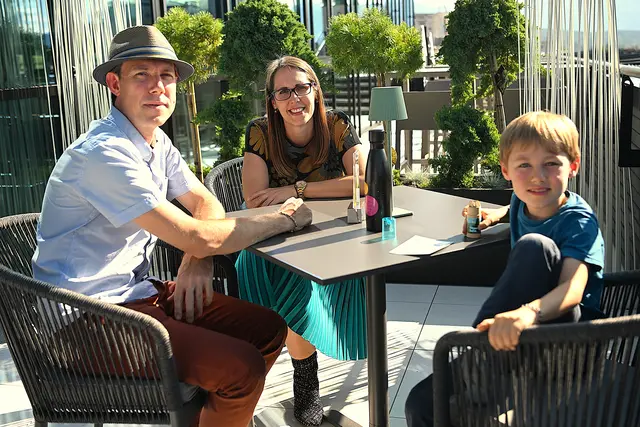 Eine Jungfamilie genießt gleich am Tisch das tolle Ambiente auf der Dachterrasse | Foto: Josef Bodner