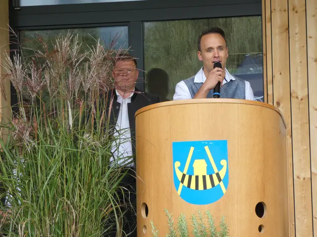 Obmann David Gratt brachte bei seiner Eröffnungsrede die Vorfreude auf viele weitere Jahre Fußball in Oberlangkampfen zum Ausdruck. | Foto: Christian Ascher/Riederbau