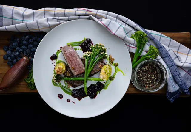 Zweierlei vom Reh mit Schnittlauchöl von Kraidlzeig. | Foto: kraidlzeig