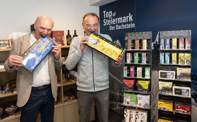 Genuss auf 2.700 Meter Seehöhe: Georg Bliem, Geschäftsführer Planai-Hochwurzen-Bahnen, und Chocolatier Josef Zotter bei der Produktpräsentation am Dach der Steiermark.
 | Foto: Harald Steiner