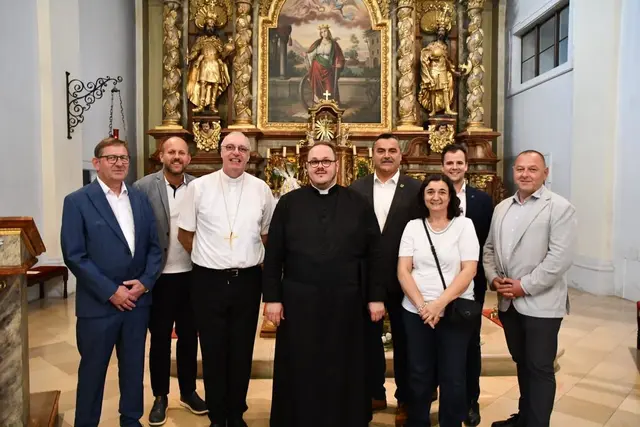 Vertreterinnen und Vertreter der politischen Gemeinde und Pfarrgemeinde begrüßten den neuen Pfarrer David Grandits in Rechnitz. | Foto: Gemeinde Rechnitz