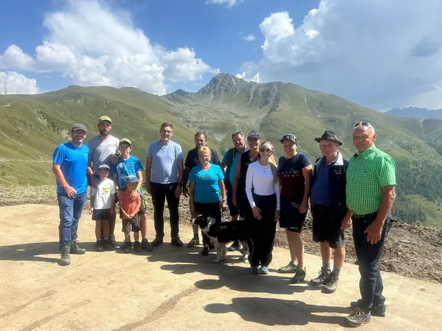 Die Teilnehmer trafen sich auf der Alpe Labaun zur Sommersitzung. | Foto: Peter Dilitz