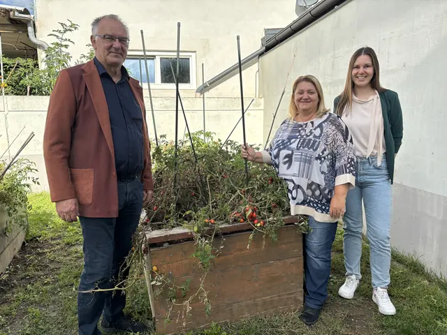 (v.l.) Gerhard Jungbauer (Klar Leithaland), Direktorin und Bürgermeisterin Isabella Radatz-Grauszer und Sophie Jungbauer (Klar Leithaland).  | Foto: Stefan Schneider