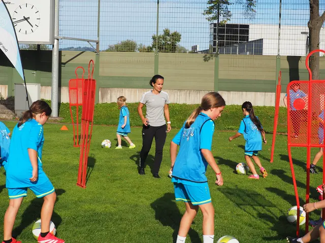 Irene Fuhrmann nahm sich viel Zeit für die DFC-Fußballerinnen. | Foto: Gaube