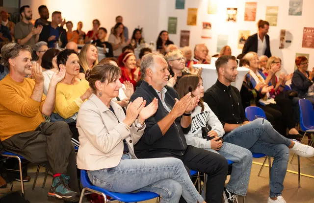 Bei der Jubiläumsfeier waren viele begeisterte Besucherinnen und Besucher anwesend. | Foto: Gute Geschichte