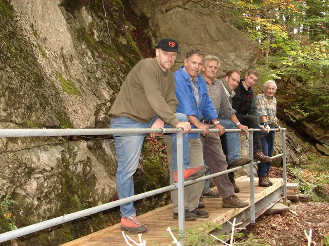 Der stolze Bautrupp von 2006, Karl Knoflach (Dritter v.l.) und Viktor Pirkopf (Erster v.r.) sind kürzlich verstorben. | Foto: OeAV Sektion Obergailtal