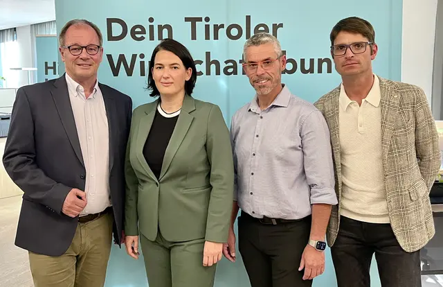 Josef Huber, Barbara Thaler, Bernhard Schöpf und Michael Gitterle fordern den zweigleisigen Bahnausbau. | Foto: Tiroler Wirtschaftsbund