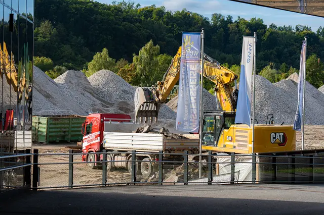Im Welser Messegelände fällt eine Halle nach der anderen und ebnet die Fläche für die Arbeiten am neuen Volksgarten.