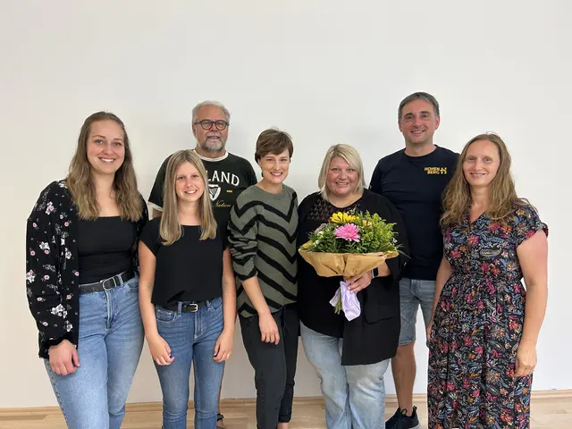 Anna Koberwein, Vizebürgermeister Heinz Spreitzhofer, Marie-Sophie Janisch, Kristin Posch, Direktorin Veronika Pinter-Göttlicher, Bürgermeister Ferdinand Lerchbaumer, Amtsleiterin Nina Lerchbaumer (v.l.) | Foto: Hohenberg