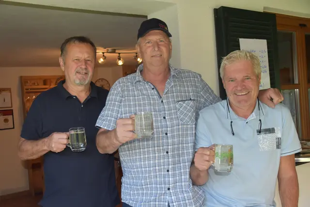 Geburtstagsspritzer: Winzer Eduard Unger, Geburtstagskind Eduard Schwab und Stefan Schrammel | Foto: Michael Strini