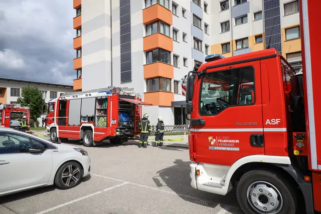 Aus dem Keller des Seniorenwohnhauses in Wels-Pernau drangen dichte Rauchschwaden.  | Foto: laumat.at