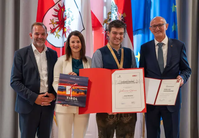 Goldmedaillen-Gewinner Johannes Gstrein (2. v. re.) gemeinsam mit LH Anton Mattle, LRin Astrid Mair und WK-Fachkräftekoordinator David Narr (1. v. li.) | Foto: Land Tirol/Hörmann