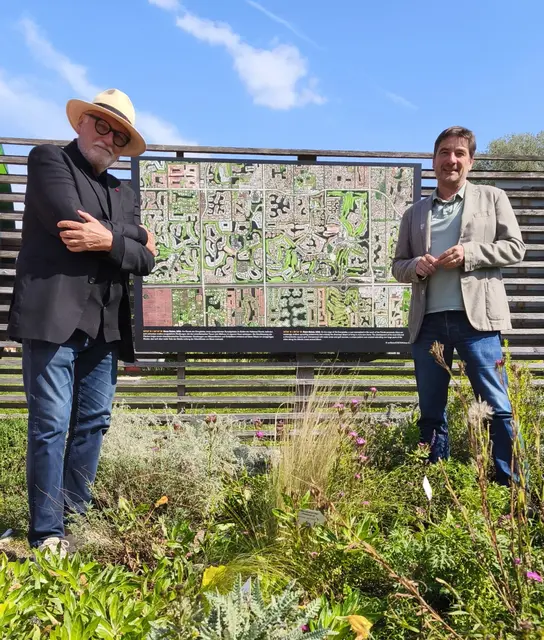 Fotograf und Festivaldirektor Lois Lammerhuber sowie DIE GARTEN TULLN Geschäftsführer Franz Gruber bei einem der Bilder aus der Ausstellung „Der Fußabdruck des Menschen" | Foto: DIE GARTEN TULLN /  C. Pürer