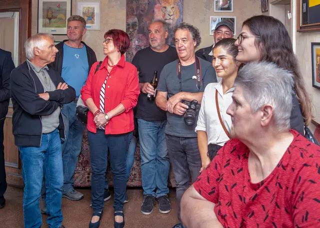 Zahlreiche Besucherinnen und Besucher waren zu den beiden Vernissagen gekommen. | Foto: Tom Monochrom