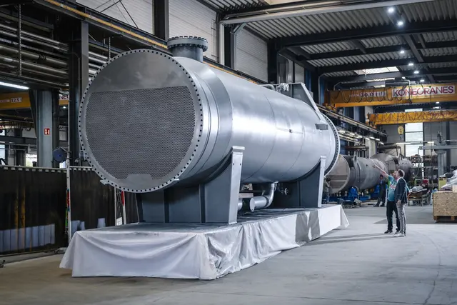 Der größte Wärmetauscher misst etwa 2,5 Meter Durchmesser, 15 Meter Länge, 3,7 Meter Höhe und hat ein Gewicht von rund 76 Tonnen bei Wanddicken von bis zu 50 Millimetern. In jedem Wärmetauscher wurden zudem rund 6.000 Rohre aus korrosionsbeständigem Titan verbaut. | Foto: APL/Gretter