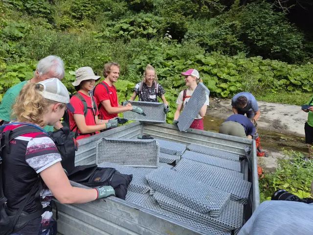 Die jungen Niederländer halfen beim Transport der Einzelteile. | Foto: OeAV Sektion Obergailtal