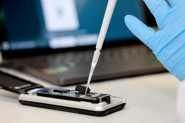 Das Nanonpore Sequencing Gerät ist nicht größer als ein Mobiltelefon.  | Foto: MUI/Bullock
