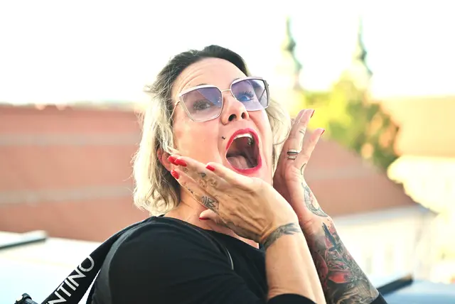 Kimi, auf der Terrasse der Sky-Bar Marie von Hubert Wallner, sichtlich erstaunt, nimmt den Panorama-Blick auf die Klagenfurter Skyline in sich auf. | Foto: Josef Bodner