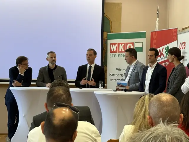 Neudaus Bürgermeister und Landtagsabgeordneter Wolfgang Dolesch kennt es aus eigener Erfahrung, wie eine Bahnlinie über die Jahre ausgeschlichen und stillgelegt wird. Denn genau das passierte auch in seiner Gemeinde in Neudau. | Foto: MeinBezirk/ Margot Jeitler