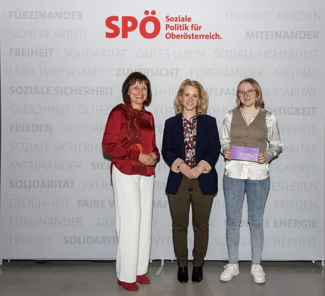Helene Prückl (r.) mit Frauenministerin Eva Holzleitner (Mitte) und Landesfrauenvorsitzenden Renate Heitz (l.) bei der Landesfrauenkonferenz OÖ 2025. | Foto: Robert Bogic/Black13Production